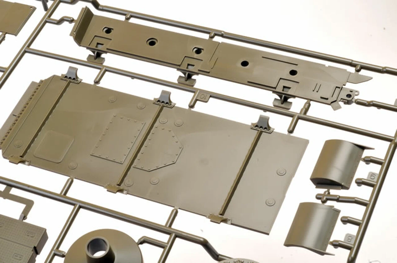 US M40 155mm Self-Propelled Artillery Tank w/8 Crew 1/35 Tamiya - Image 2