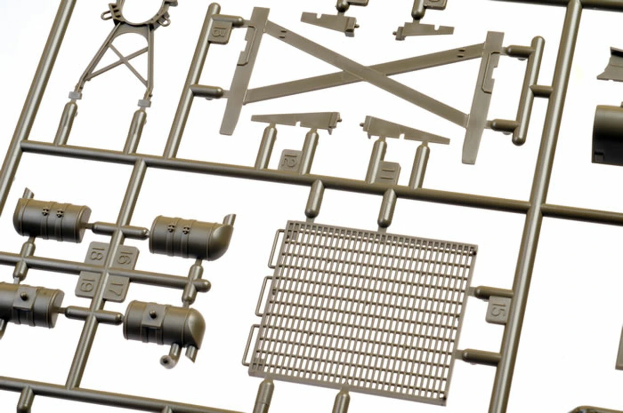 US M40 155mm Self-Propelled Artillery Tank w/8 Crew 1/35 Tamiya - Image 5