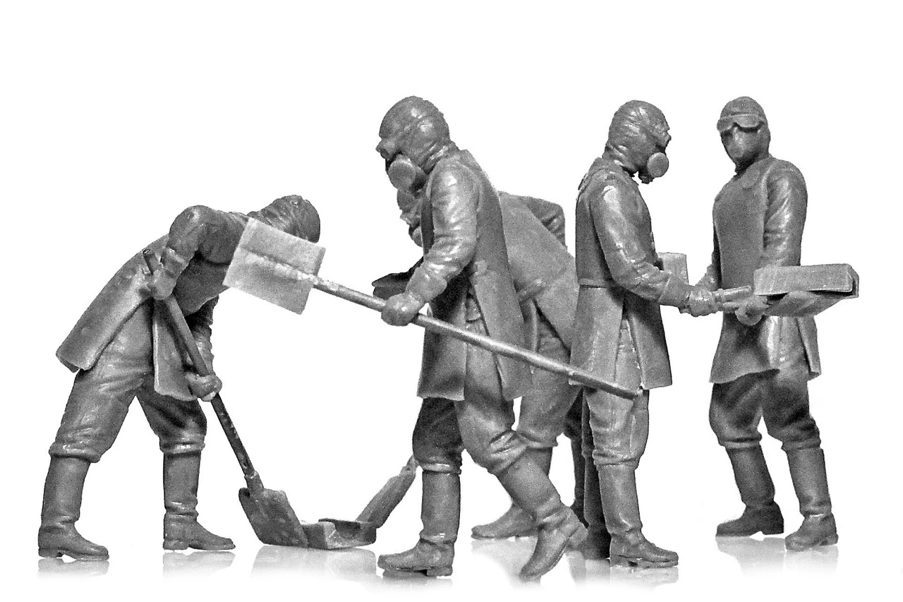 Chernobyl #3: Rubble Cleaners Diorama Set (5 figures, base, background) 1/35 ICM Models - Image 5