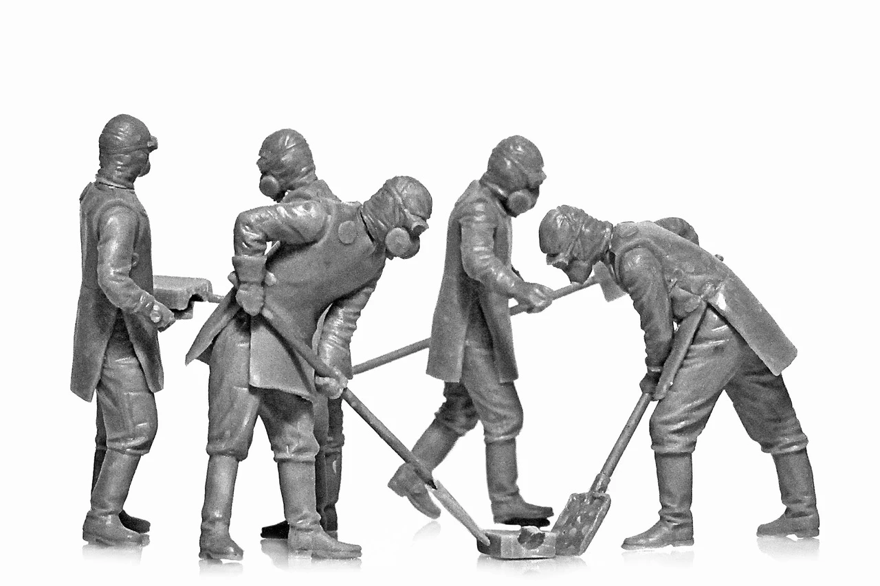 Chernobyl #3: Rubble Cleaners Diorama Set (5 figures, base, background) 1/35 ICM Models - Image 6
