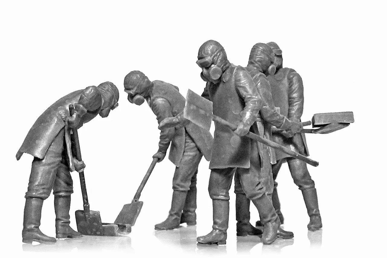 Chernobyl #3: Rubble Cleaners Diorama Set (5 figures, base, background) 1/35 ICM Models - Image 7