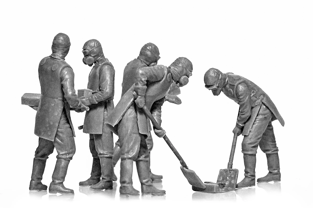 Chernobyl #3: Rubble Cleaners Diorama Set (5 figures, base, background) 1/35 ICM Models - Image 8