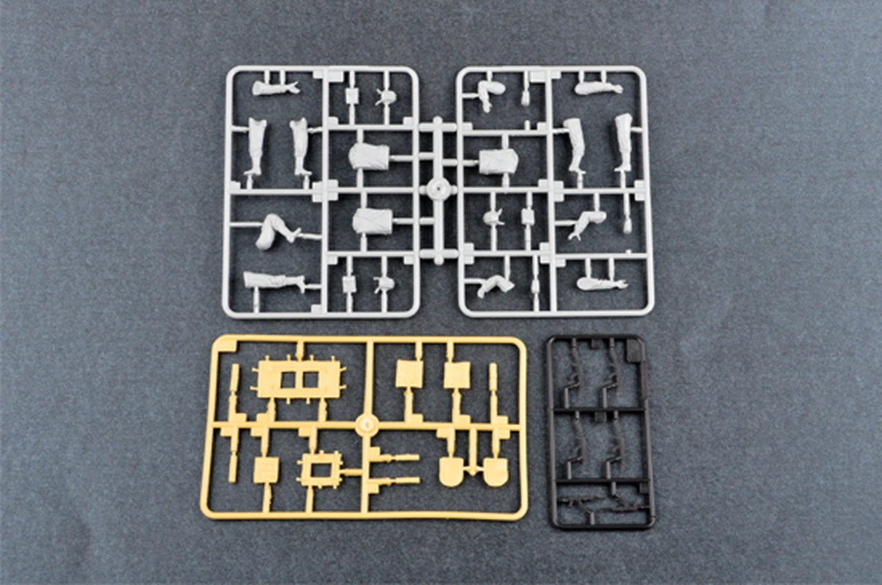 Soviet Scud B Crew 1/35 Trumpeter - Image 8