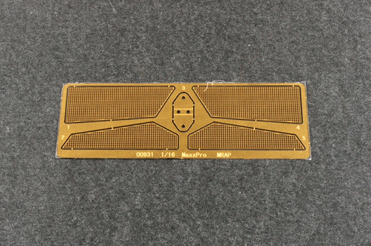 US MaxxPro MRAP Vehicle 1/16 Trumpeter - Image 16