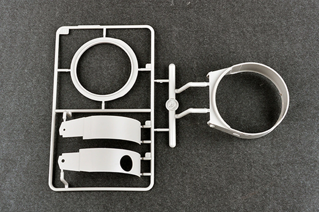 Pz.Kpfw.VI Ausf.E Sd.Kfz.181 Tiger I (Late Production with Zimmerit) 1/35 Trumpeter - Image 4