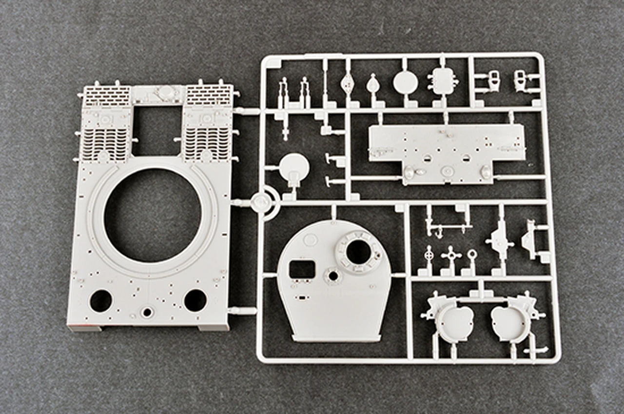 Pz.Kpfw.VI Ausf.E Sd.Kfz.181 Tiger I (Late Production with Zimmerit) 1/35 Trumpeter - Image 5