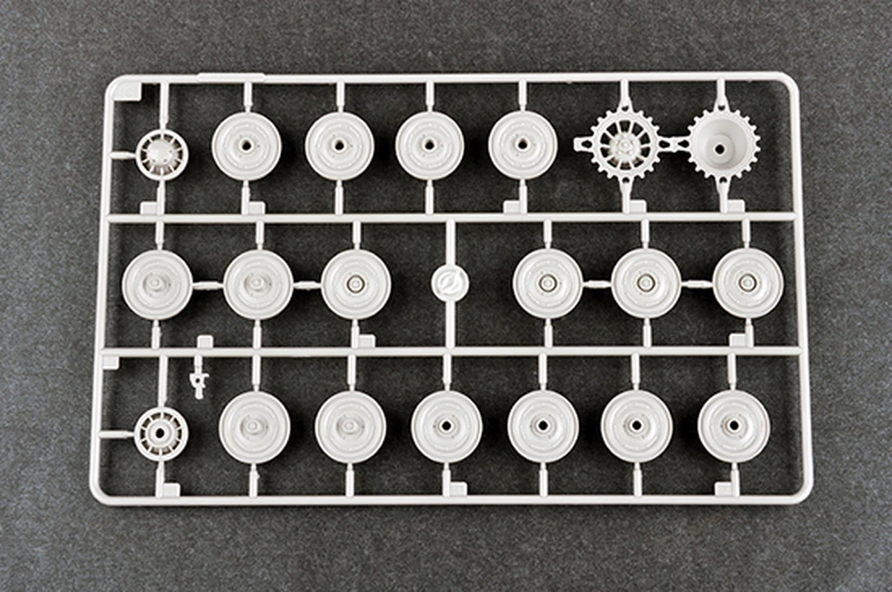 Pz.Kpfw.VI Ausf.E Sd.Kfz.181 Tiger I (Late Production with Zimmerit) 1/35 Trumpeter - Image 9