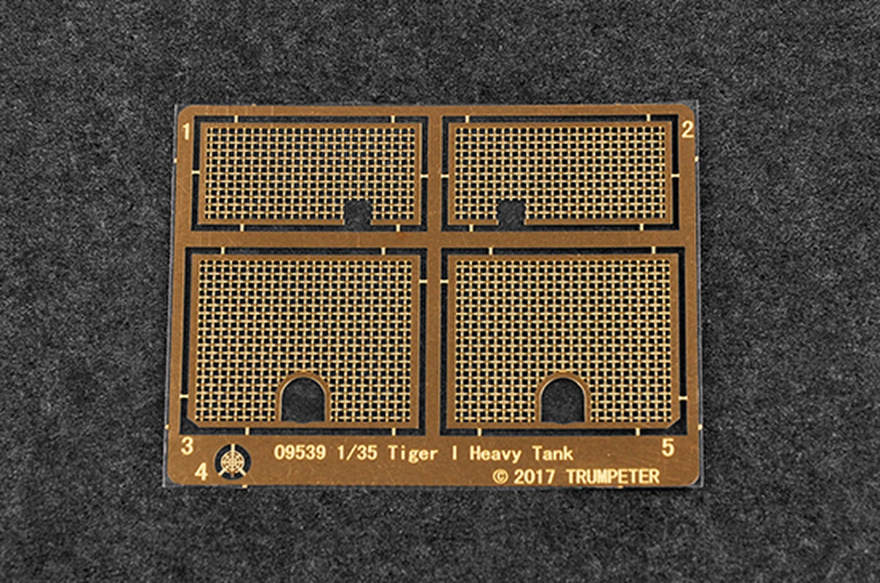 Pz.Kpfw.VI Ausf.E Sd.Kfz.181 Tiger I (Late Production with Zimmerit) 1/35 Trumpeter - Image 13