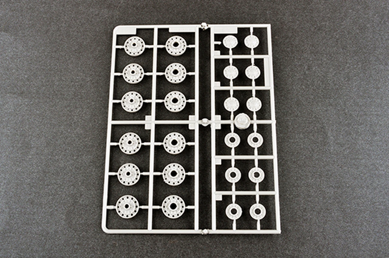 Russian KV-3 Heavy Tank 1/35 Trumpeter - Image 7