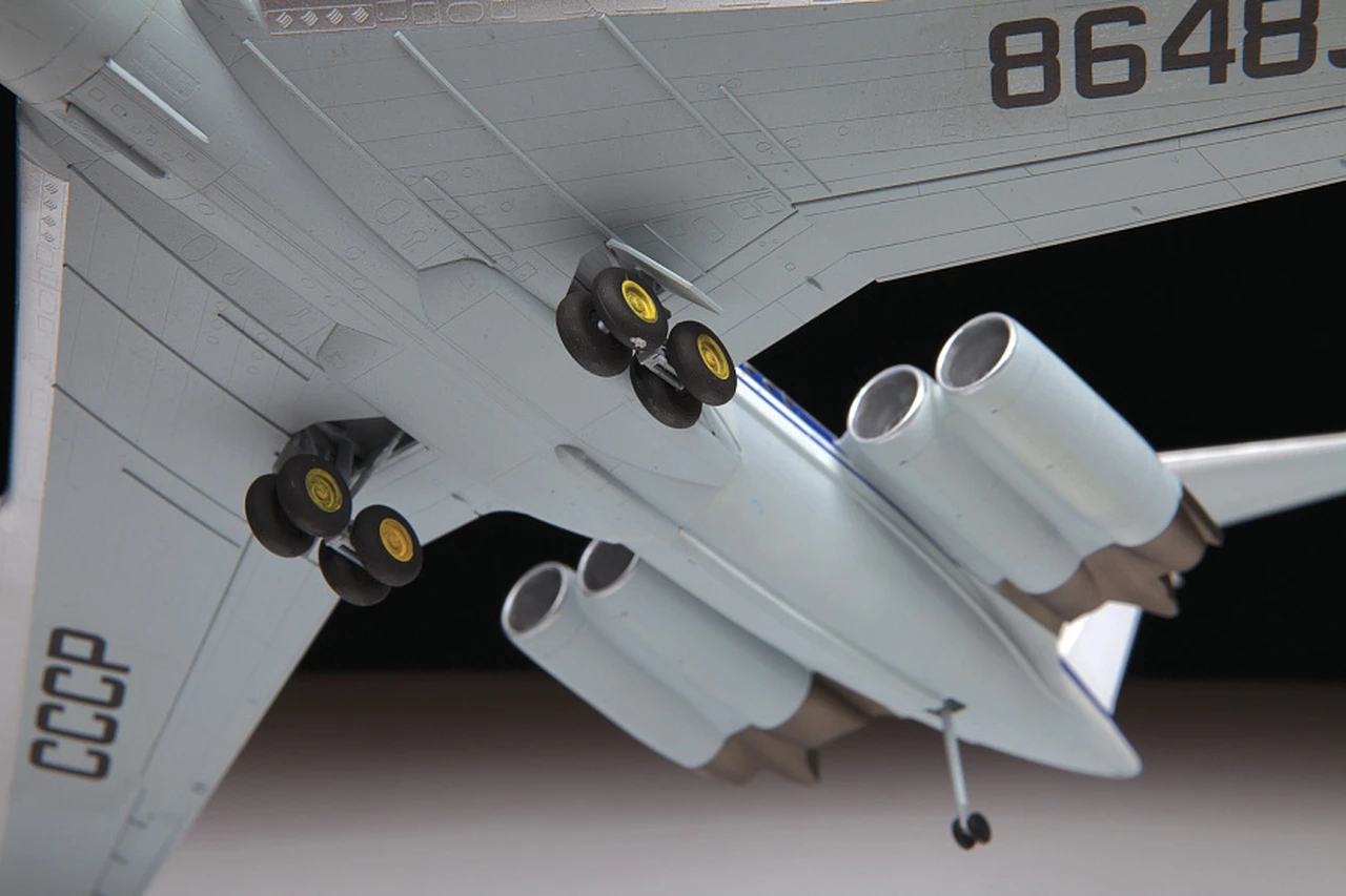 Il-62M Civilian Airliner 1/144 Zvezda - Image 7