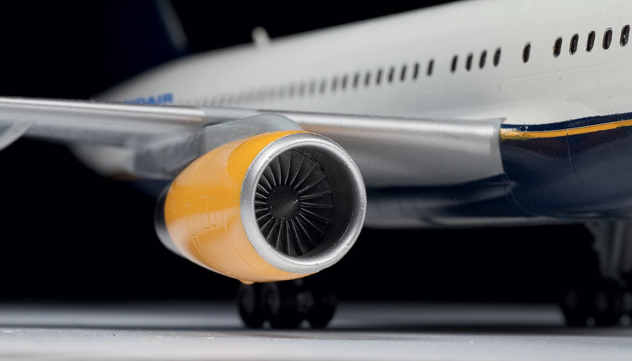 B757-200 Commercial Airliner 1/144 Zvezda - Image 9