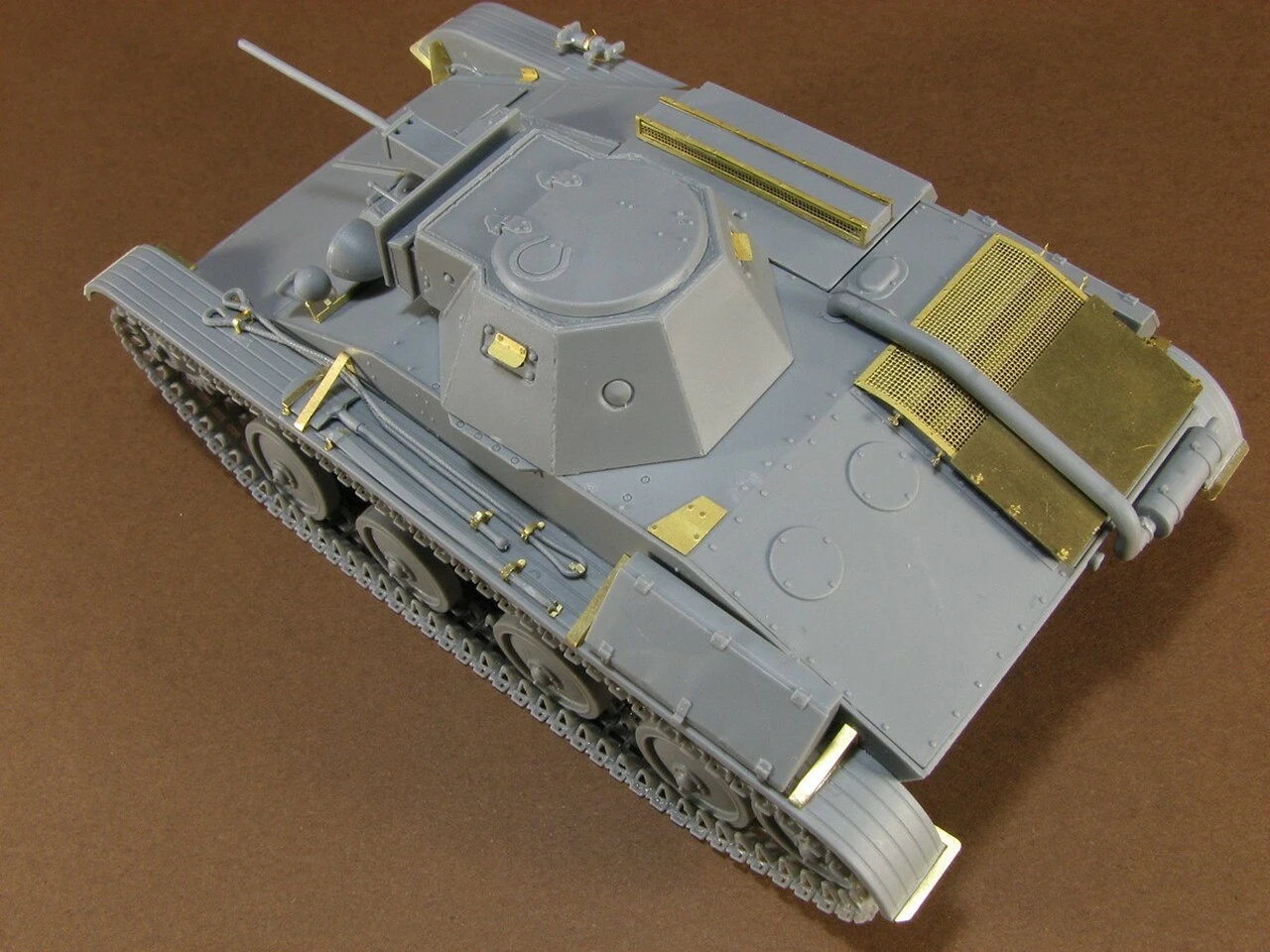 T60 Late Series Screened Gorky Plant Tank w/Full Interior 1/35 Miniart - Image 6