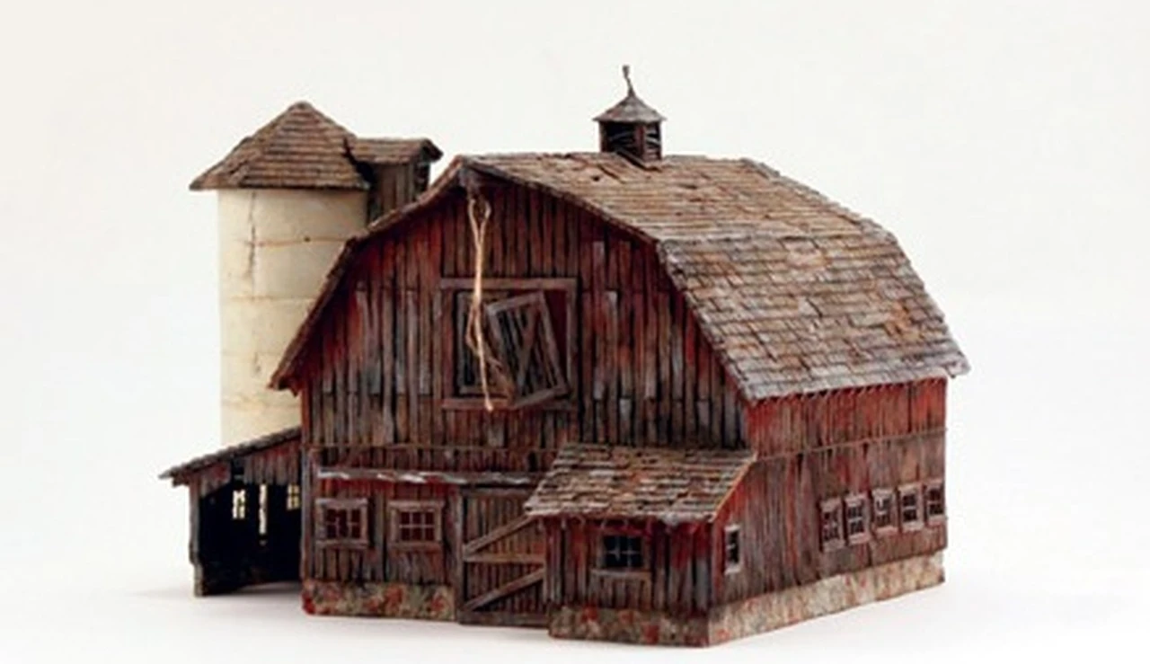 Built-N-Ready Old Weathered Barn HO Scale Woodland Scenics