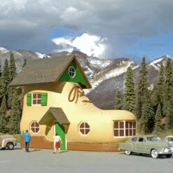 Shoe House (Built-Up Resin) HO Bachmann Trains
